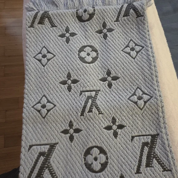 Louis Vuitton Gray Monogram Scarf - Picture 2 of 7